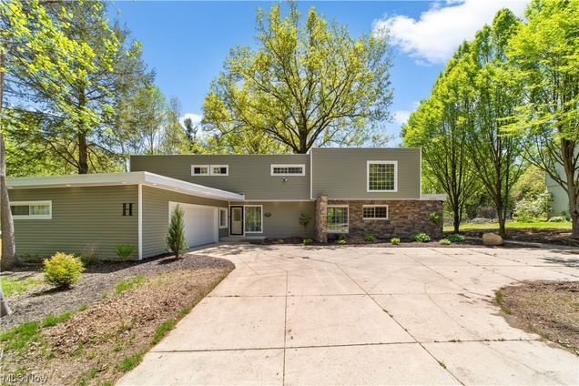 Mid-century ranch home with a long driveway (Onsite Moving Services) by Moving Pros CLE